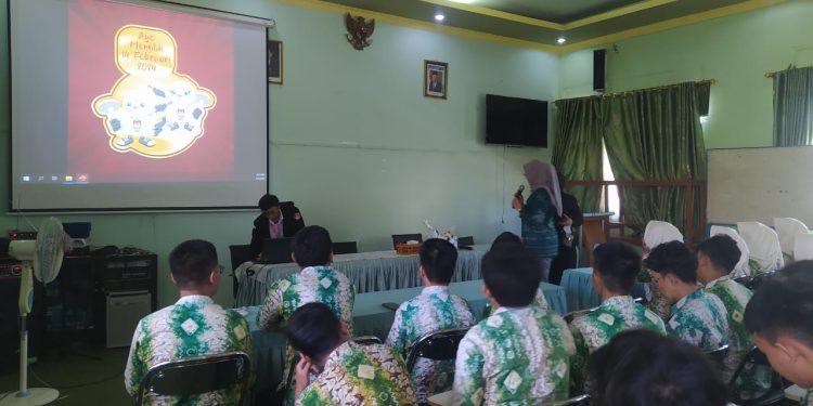 KPU Banjarmasin saat sosialisasi Pemilu di SMAN 1 Banjarmasin. (foto : shn/seputaran)