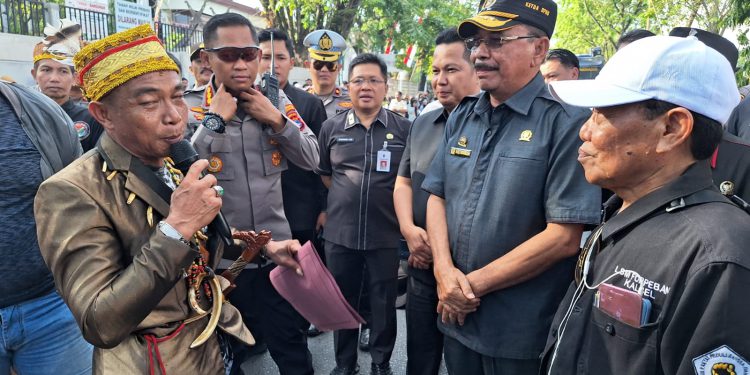 DR. (HC). H. Supian HK, Ketua DPRD Kalsel , ditemani Sekretaris DPRD Kalsel M. Jaini beserta jajaran turun menemui massa. (foto : putza/seputaran)