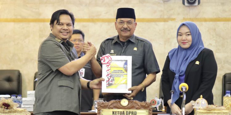 Sekdaprov Kalsel Roy Rizali Anwar menyerahkan dokumen Rancangan Perubahan KUA/PPAS APBD 2023 kepada Ketua DPRD Kalsel H Supian HK. (foto: putza/seputaran)