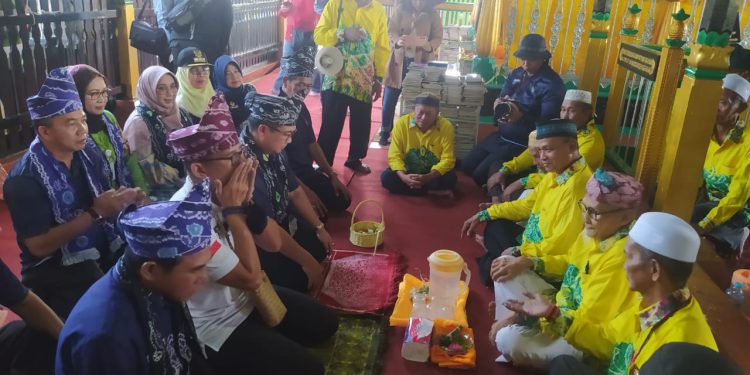 Menparekraf Sandiaga Uno didampingi Walikota Banjarmasin H Ibnu Sina saat ziarah ke Makam Sultan Suriansyah. (foto : shn/seputaran)