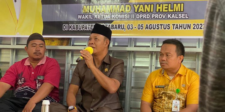 Wakil Ketua Komisi II DPRD Kalsel, Muhammad Yani saat Sosialisasi Propem, Raperda dan Perda Nomor 5 Tahun 2011 tentang Pajak Daerah Kalsel, di Desa Tegal Rejo, Kelumpang Hilir, Kotabaru. (foto : istimewa)