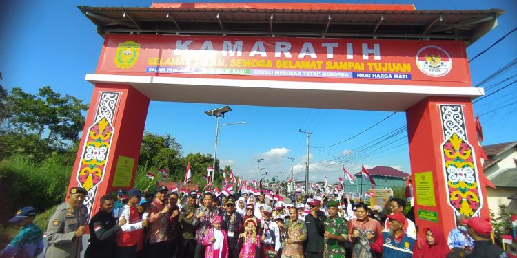 Walikota Banjarmasin H Ibnu Sina foto bersama warga Kamaratih, Cengkeh, Sungai Andai usai peresmian. (foto : shn/seputaran)