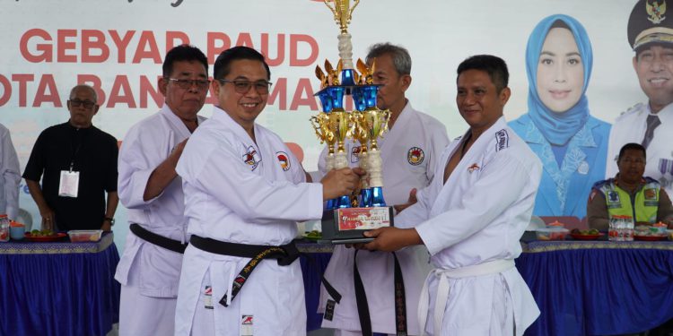 Walikota Banjarmasin H Ibnu Sina saat menyerahkan piala bergilir tanda dibukanya kejuaraan karate Walikota Cup. (foto : shn/seputaran)