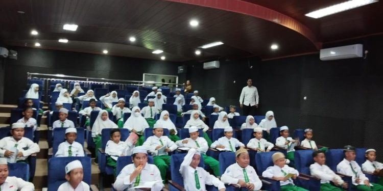 Para murid saat antusias Nonbar Film Syekh Muhammad Arsyad Al Banjari di Gedung Teater Perpus Palnam. (foto : istimewa)