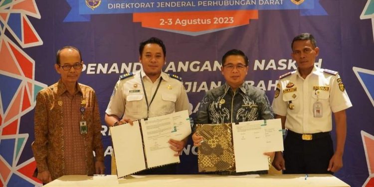 Penandatanganan Naskah Perjanjian Hibah dan BAST Hibah Barang Milik Negara, antara Walikota Banjarmasin H Ibnu Sina dengan Kepala Balai Pengelolaan Transportasi Darat Kelas 2 Kalsel Zulmardi. (foto : shn/seputaran)