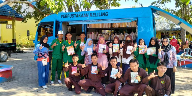 Para murid saat berfoto bersama di depan mobil Pusling Dispersip Kalsel. (foto : istimewa)