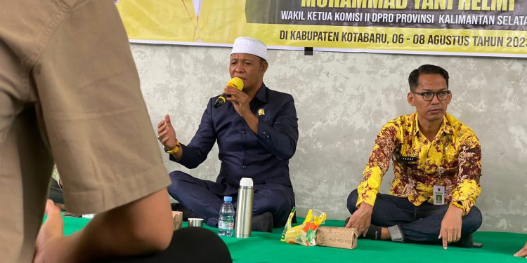 Wakil Ketua Komisi II DPRD Kalsel, Muhammad Yani Helmi saat melaksanakan kegiatan Sosialisasi Revitalisasi dan Nilai-Nilai Ideologi Pancasila, di Desa Tegalrejo, Kelumpang Hilir, Kotabaru. (foto : istimewa)