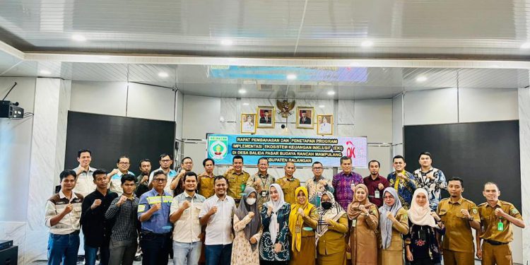 Foto bersama di sela kegiatan Rakor implementasi GM EKI di Pemkab Balangan. (foto : istimewa)