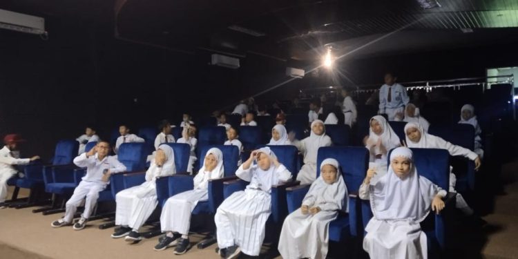 Para pelajar salah satu sekolah saat Nobar Film Syekh Muhammad Arsyad Al Banjari di ruang theater Perpus Palnam Dispersip Kalsel. (foto : istimewa)