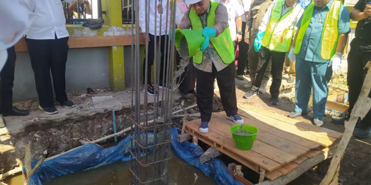 Walikota Banjarmasin isi semen pondasi tiang pancang pada peletakan batu pertama Pembangunan Puskesmas Pelambuan. (foto : shn/seputaran)