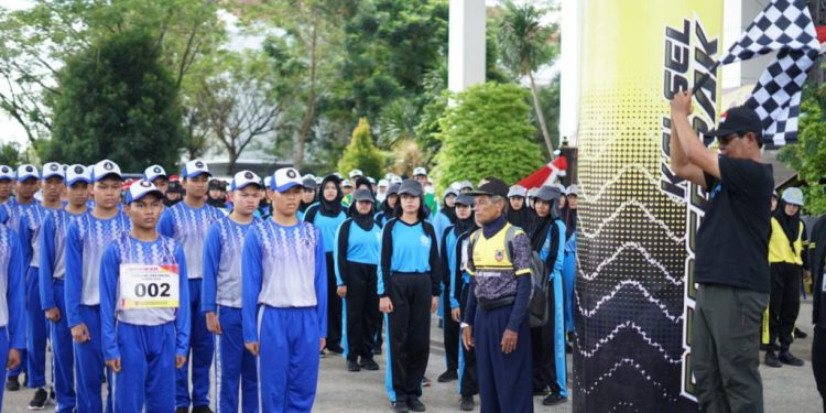 Gubernur Kalsel H Sahbirin Noor atau Paman Birin saat melepas peserta lomba jalan santai. (foto : istimewa)