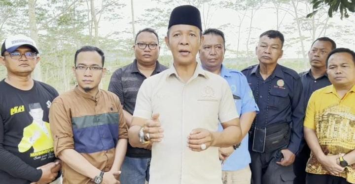 Wakil Ketua Komisi II DPRD Kalsel Muhammad Yani Helmi saat diwawancarai di sela sosialisasi terkait PAP). (foto : istimewa)