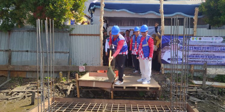 Walikota Banjarmasin H Ibnu Sina saat peletakan batu pertama Puskesmas Pemurus Dalam. (foto : shn/seputaran)