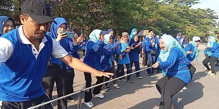 Srikandi Demokrat Kalsel saat lomba tarik tambang dalam rangka memperingati HUT ke-78 Kemerdekaan RI. (foto : sdy/seputaran)