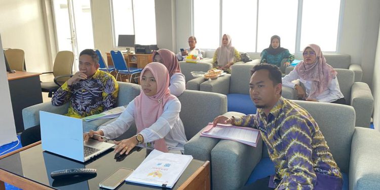 Kegiatan monitoring dan evaluasi pengelolaan arsip digital serta penggunaan Aplikasi SRIKANDI ke LKD HSS. (foto : istimewa)