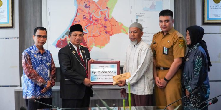 Penyerahan dana CSR PTAM Bandarmasih oleh Walikota Banjarmasin H Ibnu Sina kepada pihak penerima. (foto : shn/seputaran)