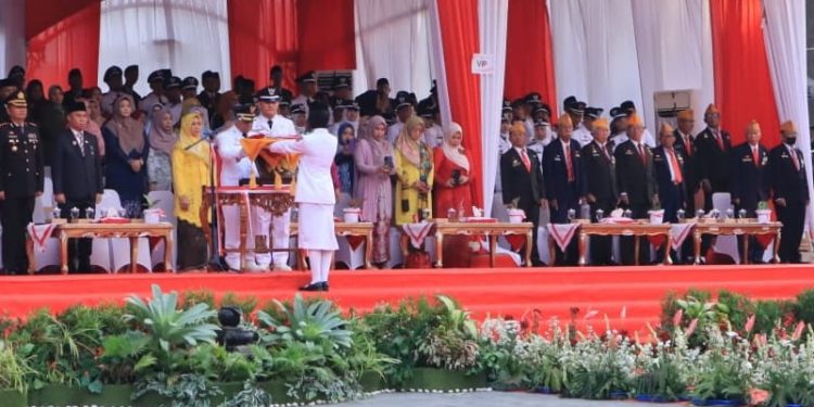 Wakil Walikota Banjarmasin H Arifin Noor saat memimpin upacara penurunan Bendera. (foto : shn/seputaran)