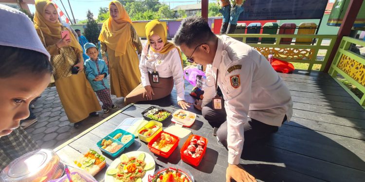 Kepala Dispersip Kalsel Hj Nurliani saat menjadi juri Lomba menghias bekal makanan anak. (foto : istimewa)