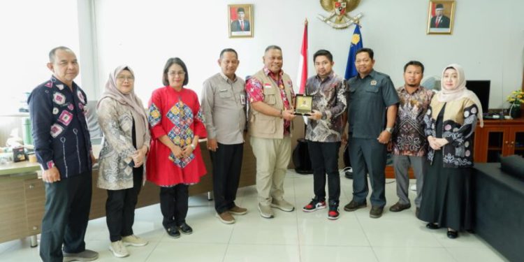 Wakil Ketua DPRD Kalsel M Syaripuddin dan rombongan Komisi I saat berkunjung ke BNPB Pusat, Jakarta. (foto : istimewa)