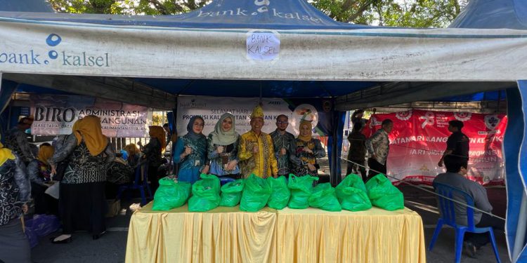 Bank Kalsel membuka stand dan menyediakan ribuan nasi bungkus di pesta rakyat Harjad ke-73 Kalsel. (foto : istimewa)