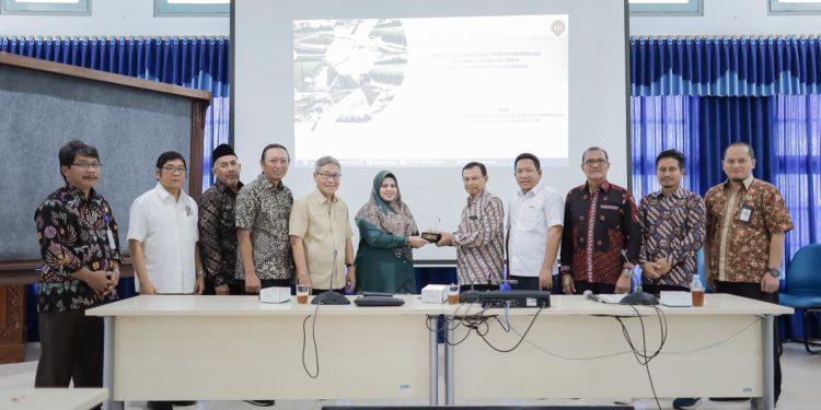 Komisi II DPRD Kalsel serahkan plakat saat berkunjung ke DKP DIY. (foto: istimewa)