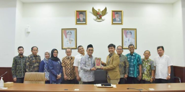 Komisi IV DPRD Kalsel serahkan cendera mata saat kunjungan ke Dinas Pendidikan Provinsi Jawa Barat guna membahas program digitalisasi dunia pendidikan. (foto : istimewa)