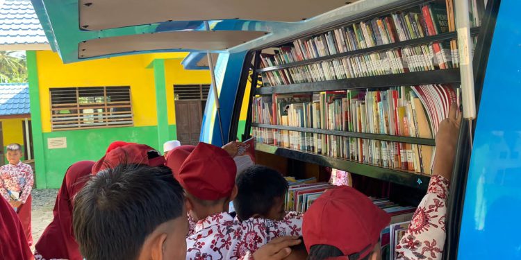 Para murid antusias meminjam buku pada layanan MPK Dispersip Kalsel. (foto : istimewa)