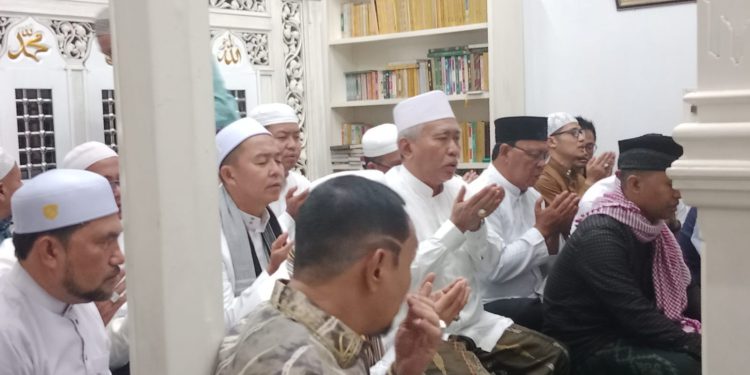 Gubernur Kalsel H Sahbirin Noor atau Paman Birin bersama ulama Banua saat ziarah di Makam Habib Luar Batang. (foto : istimewa/adpim)