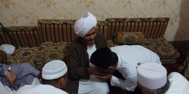 Gubernur Kalsel H Sahbirin Noor atau Paman Birin saat mencium tangan Al Habib Umar. (foto : istimewa/adpim)