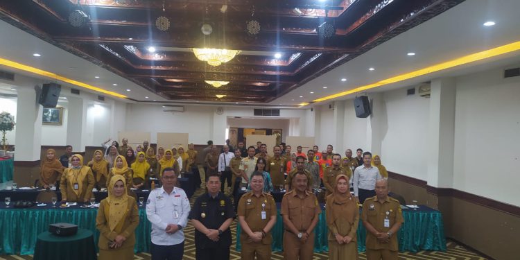 Walikota Banjarmasin H Ibnu Sina foto bersama dengan peserta sosialisasi penilaian Adipura. (foto : shn/seputaran)