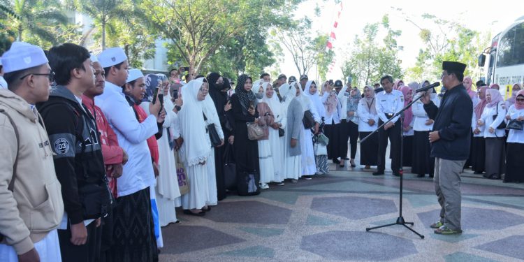 Gubernur Kalsel H Sahbirin Noor atau Paman Birin memberi sambutan saat melepas jemaah. (foto : istimewa/adpim)