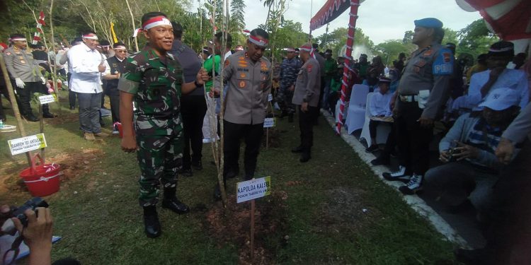 Kapolda Kalsel Irjen Pol Andi Rian Djajadi saat menanam bibit pohon di kawasan RTH Kamboja Banjarmasin. (foto : shn/seputaran)