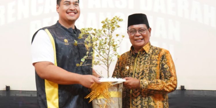 Gubernur Kalsel H Sahbirin Noor atau Paman Birin saat menerima penghargaan Kepemudaan dan Bibit Pohon Beringin dari Menpora RI Dito Ariotedjo. (foto : istimewa/adpim)