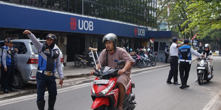 Petugas Dishub Banjarmasin saat giat penindakan jalan satu arah di Jalan Piere Tendean. (foto : shn/seputaran)