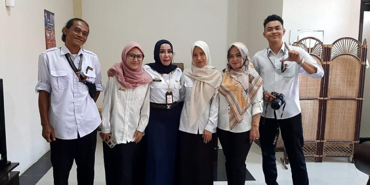 Kepala Dispersip Kalsel Hj Nurliani foto bersama dengan jajaran Dispusip Tala. (foto : istimewa)