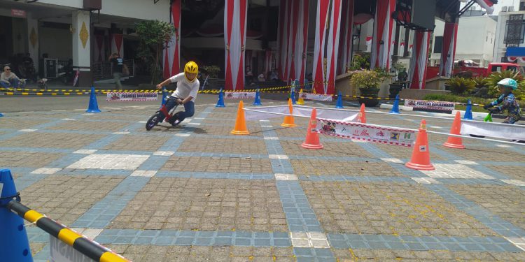 Salah satu anak peserta lomba Pushbike Banjarmasin 2023, saat menjajal rute balap. (foto : shn/seputaran)