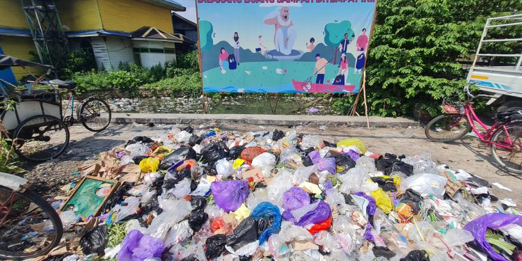 Lokasi eks TPS Veteran yang masih dijadikan tempat buang sampah. (foto : shn/seputaran)