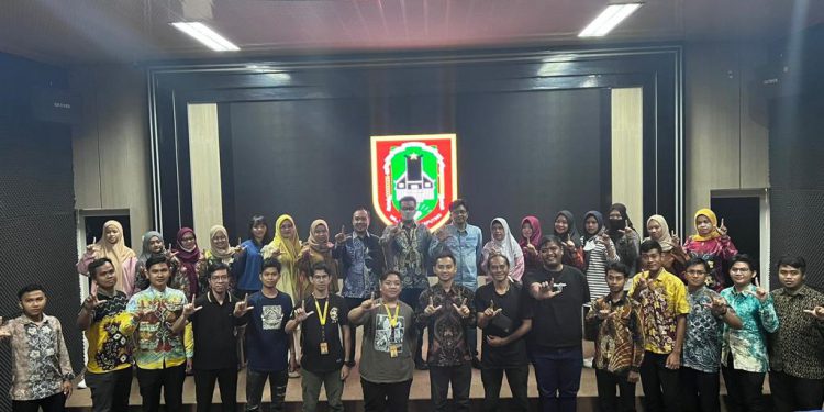 Foto bersama usai Nobar di gedung teater Dispersip Kalsel. (foto : istimewa)