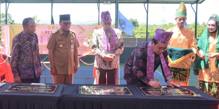 Gubernur Kalsel H Sahbirin Noor atau Paman Birin mendampingi peresmian Musala dan lapangan tenis Pengadilan Tinggi Banjarmasin. (foto : istimewa/adpim Kalsel)