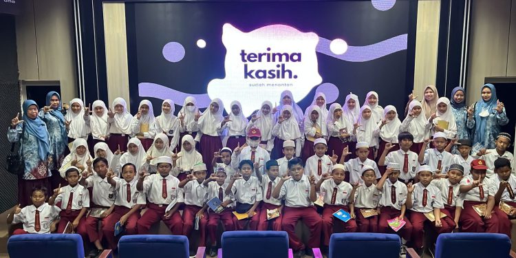 Para guru dan siswa SDN Kayu Bawang 1 berfoto bersama di teater Dispersip Kalsel usai Nobar. (foto : istimewa)