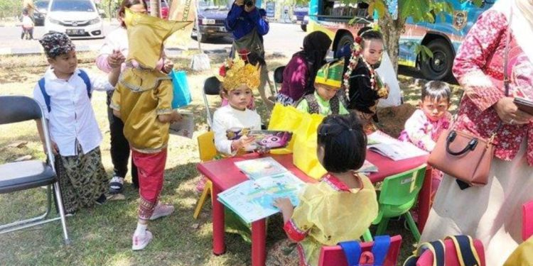 Layanan MPK Palnam Dispersip Kalsel saat diserbu anak pada peringatan Hari Anak Nasional di Banjarbaru. (foto : istimewa)