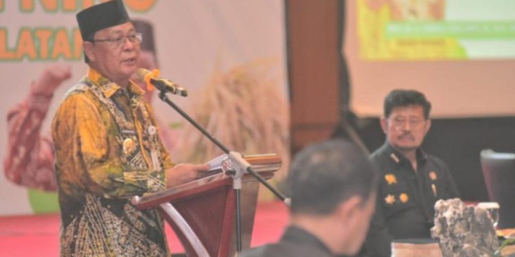 Gubernur Kalsel H Sahbirin Noor atau Paman Birin saat memberikan sambutan pada Rakor yang dihadiri Mentan RI. (foto : istimewa/adpim)