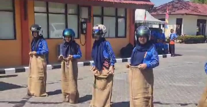 Lomba balap karung yang digelar Dispersip Kalsel. (foto : istimewa)