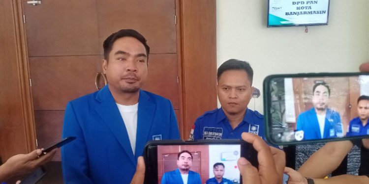 Ketua DPD PAN Banjarmasin Hary Wijaya saat diwawancarai di sela peringatan HUT ke-25 PAN. (foto : sna/seputaran)