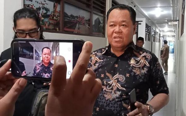 Wakil Ketua DPRD Banjarmasin Matnor Ali ketika diwawancarai wartawan. (foto : sna/seputaran)