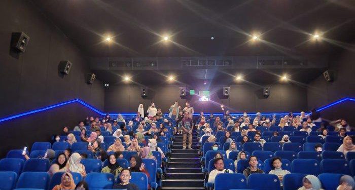 Para guru dan murid SDN Antasan Besar 7 Nonbar film JJS didukung Bank Kalsel. (foto : istimewa)