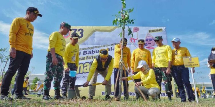 Gubernur Kalsel H Sahbirin Noor atau Paman Birin saat tanam pohon pada Gerakan Revolusi Hijau di Kawasan Bandara Internasional Syamsuddin Noor.  (foto : istimewa)