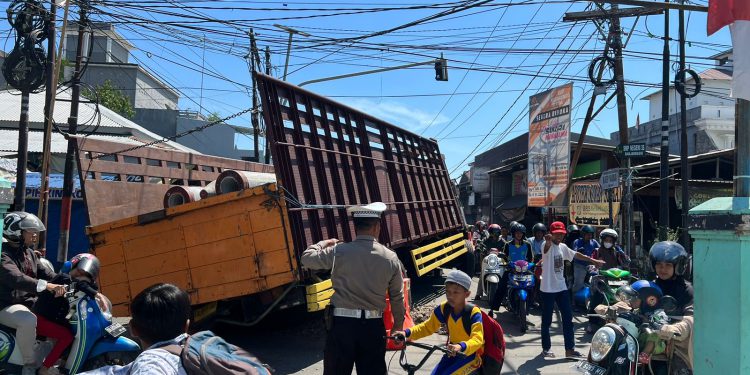 Truk pengangkut tiang pancang yang amblas di pertigaan Jalan Sungai Andai.