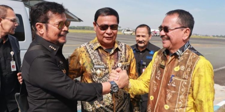 Gubernur Kalsel H Sahbirin Noor atau Paman Birin bersama Ketua DPRD Kalsel H Supian HK dengan hangat menyambut Menteri Pertanian (Mentan) RI, Syahrul Yasin Limpo, di Bandara Syamsuddin Noor. (foto : istimewa)