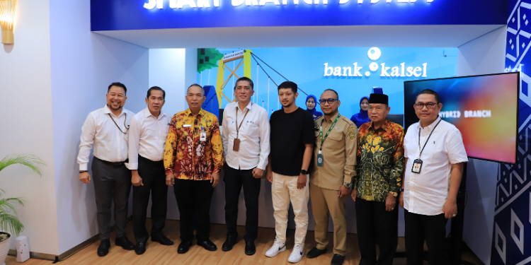 Foto bersama Dirut Bank Kalsel Fachrudin dan jajaran usai Seremonial Soft Launching Smart Hybrid Branch. (foto : istimewa)